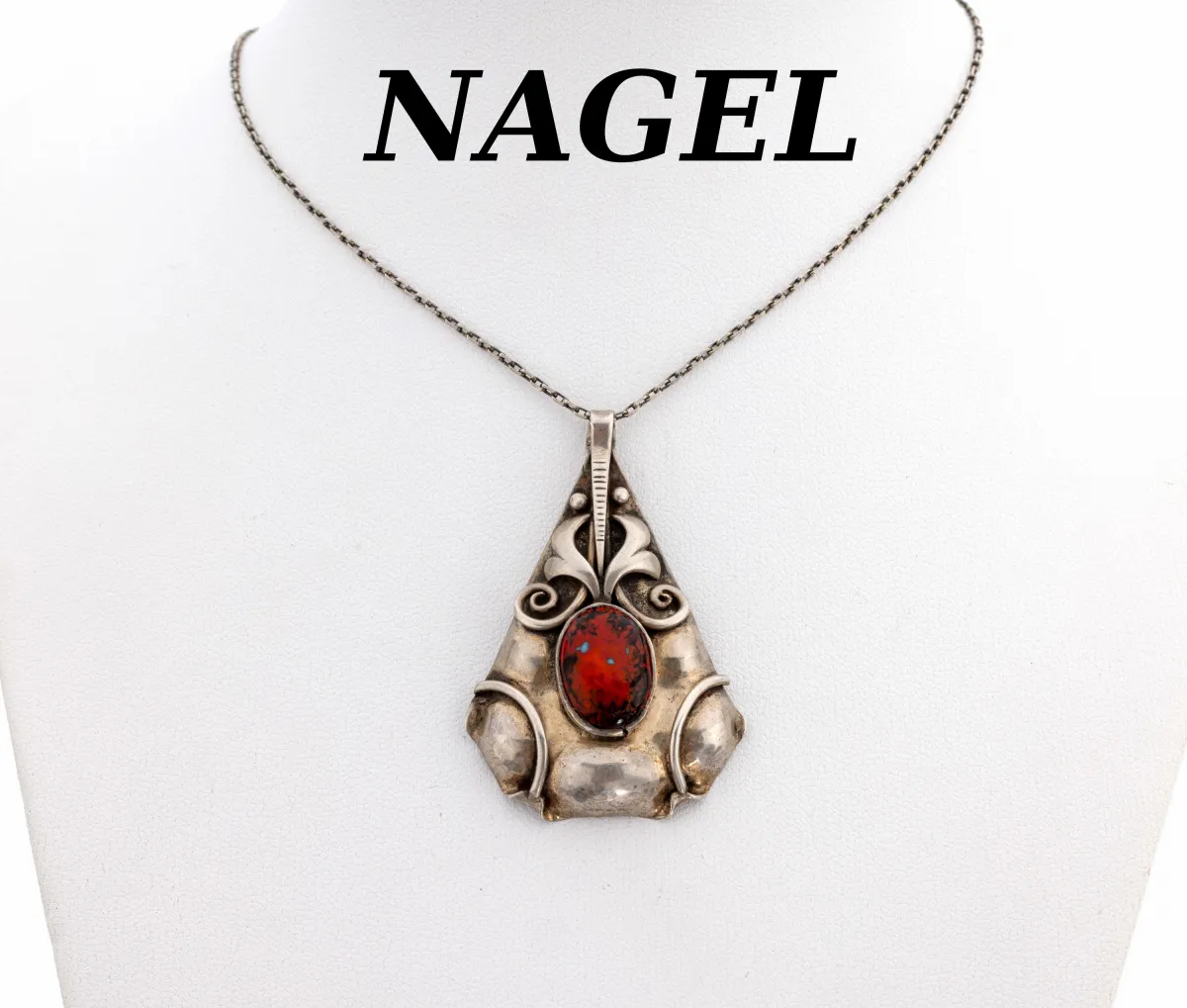 Hanger met kleursteen, Duits, jaren 1920, 800 zilver, gestileerde klokvorm