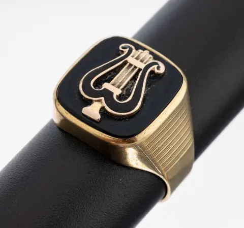 Chevalière onyx en or 8 kt, vers 1900, or 333/000, plaque onyx avec lyre appliquée, taille 60
