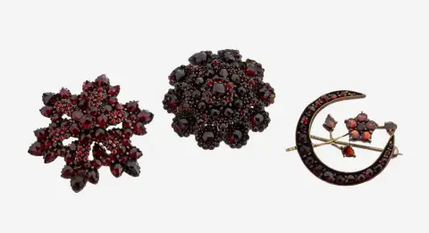 Lot de 3 broches grenat, vers 1890-1920, métal doré, 1 croissant de lune floral