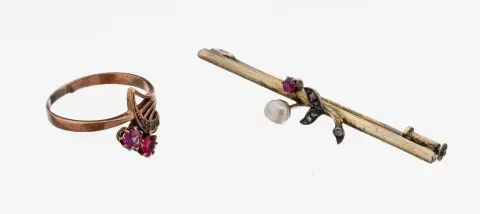 Bague en or 8 kt, vers 1910-20, or 333/000, motif floral abstrait, 2 rubis ronds facettés