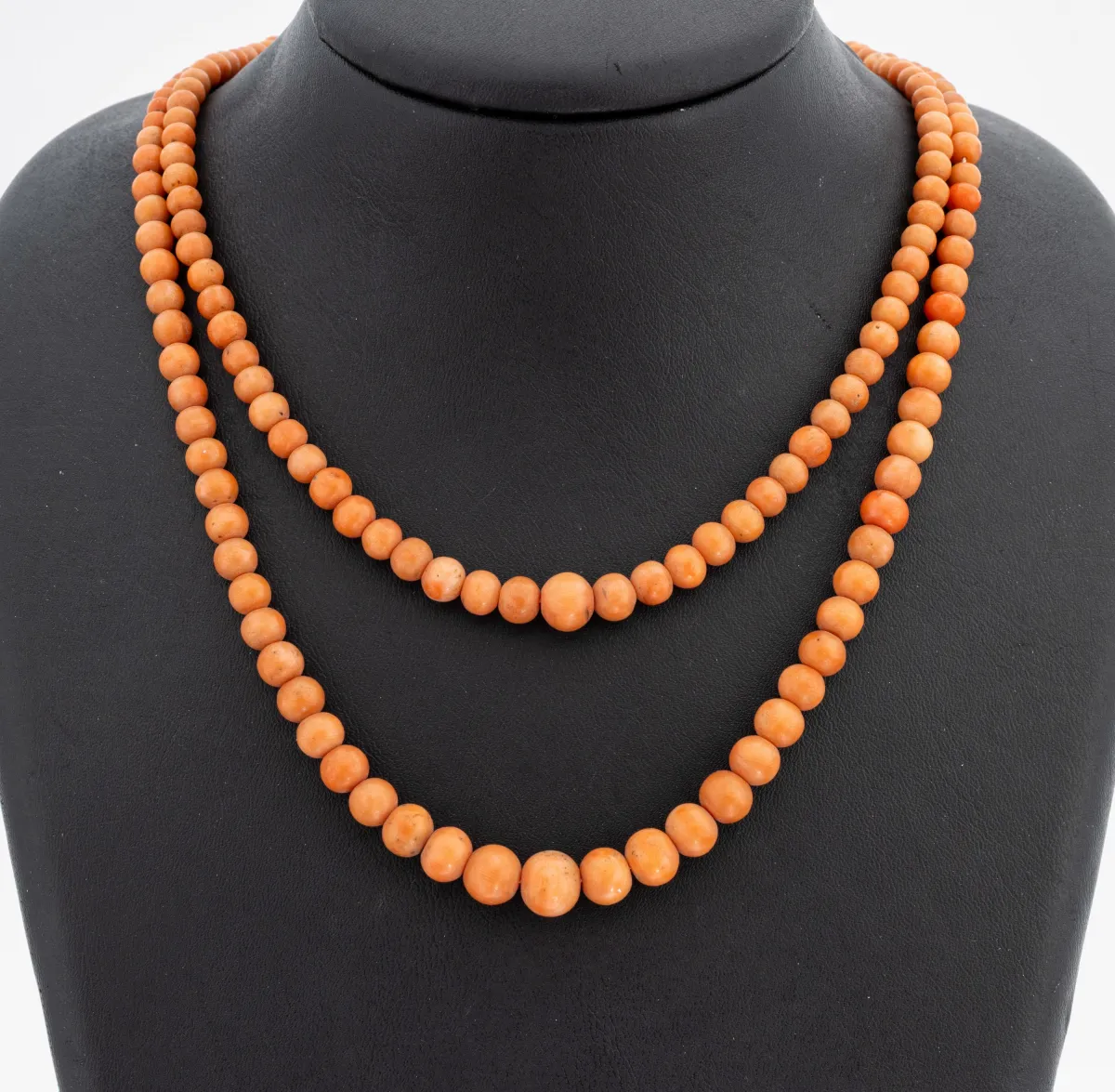Collier de corail, Italie vers 1900, perles de corail sur 2 rangs, diam. env. 4,2-9,2 mm