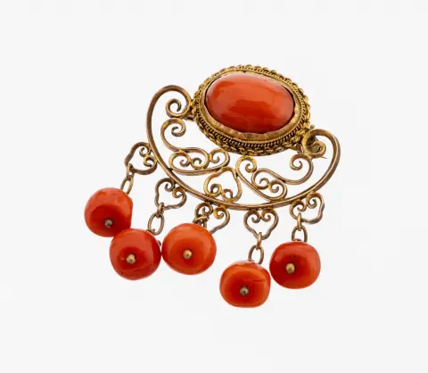 Broche en corail, vers 1890, argent doré, partie supérieure en filigrane, corail ovale