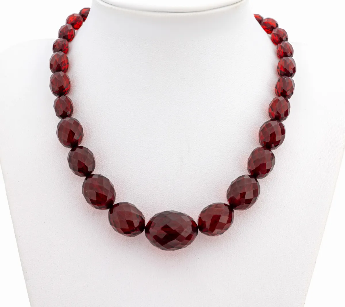Collier en ambre, lentilles d'ambre rouge facettées, L. env. 57 cm