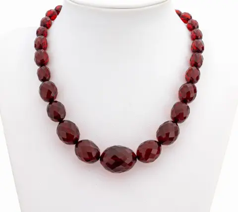 Collier en ambre, lentilles d'ambre rouge facettées, L. env. 57 cm