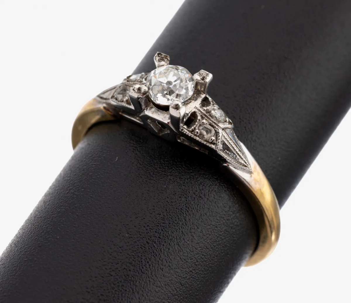 18 kt Gold Diamant-Ring, GG 750/000, Ringkopf Platin, 1 Altschliffdiamant und 4