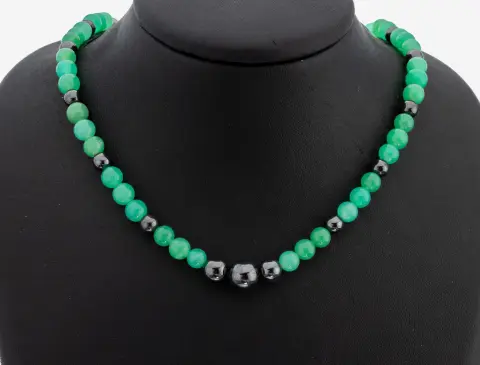 Collier chrysoprase-hématite, boules de chrysoprase, D. env. 7,3 mm, boules d'hématite D. env.