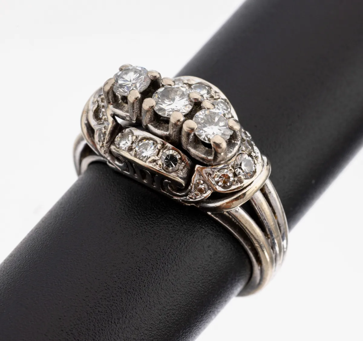 Bague diamant en or 14 kt, or blanc 585/000, 3 brillants et 16 diamants 8/8 total env. 0,80 ct