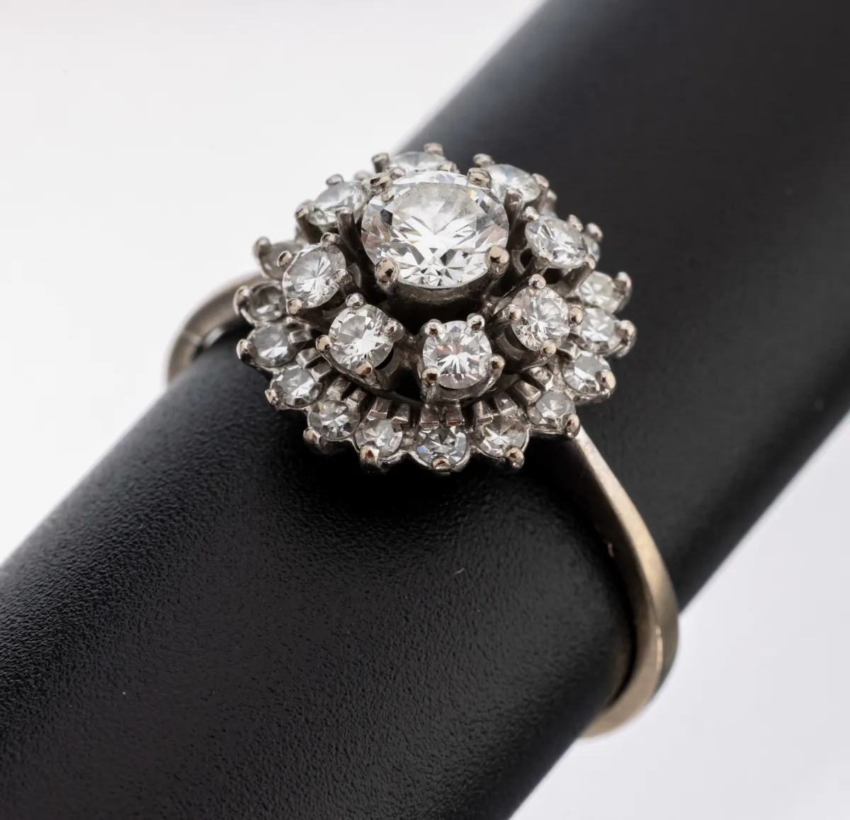 18 kt goud diamant ring, witgoud 750/000, middensteen ca. 0,54 ct fijn wit+(F)/si