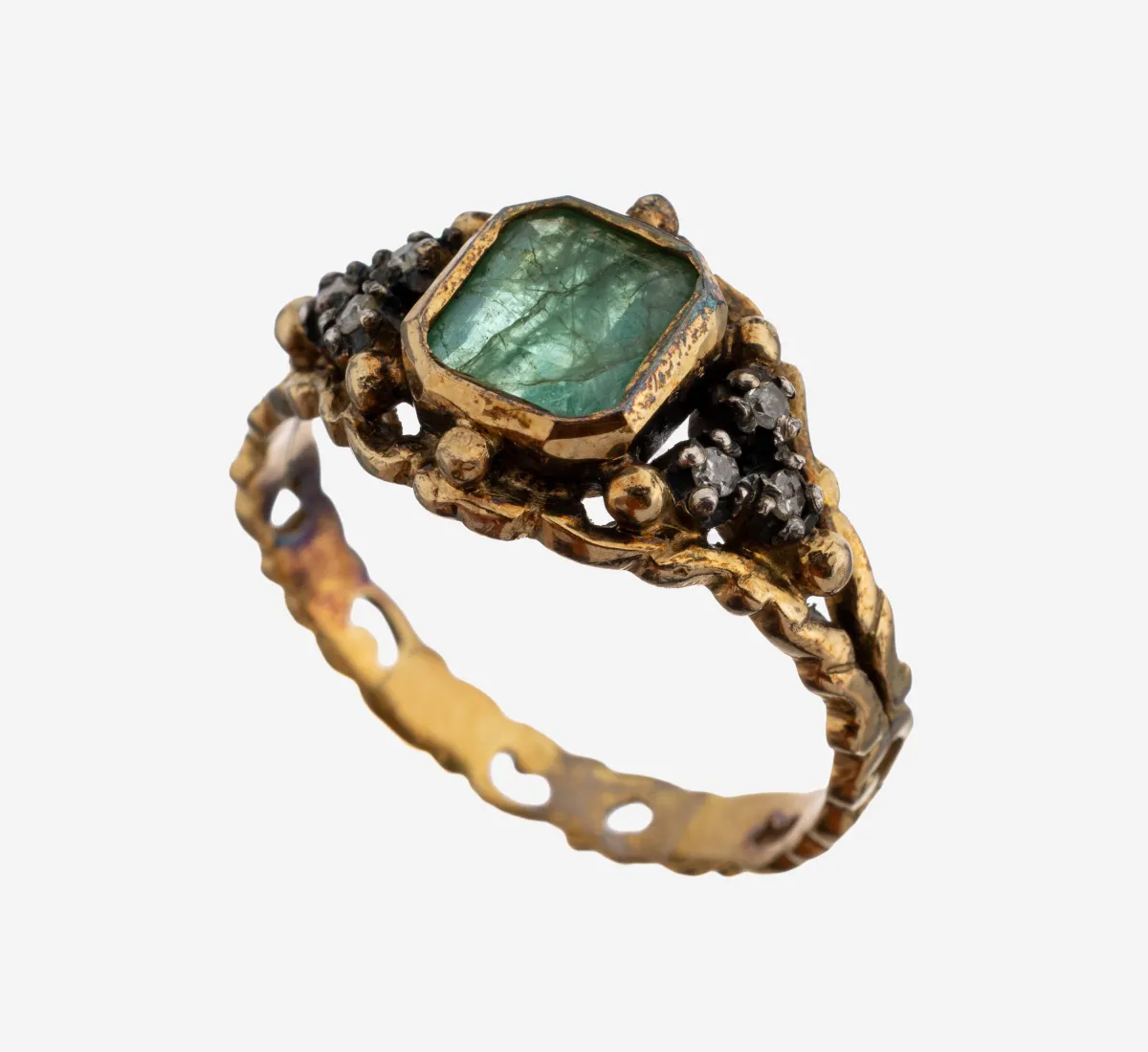 18 kt goud smaragd-diamant ring, geelgoud 750/000, naar ouder model, midden gefacetteerd