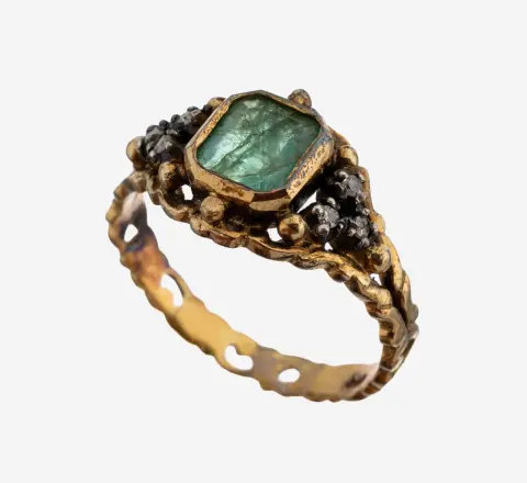 Bague émeraude-diamant en or 18 ct, or jaune 750/000, d'après un modèle ancien, centre facetté