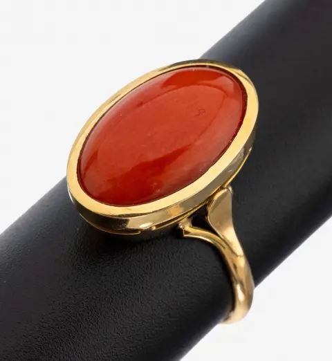 Bague corail en or 18 kt, or jaune 750/000, design simple, cabochon corail ovale