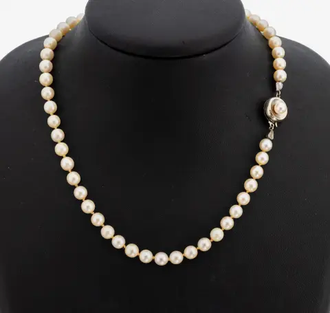 Collier de perles avec fermoir en or 14 kt, or blanc/jaune 585/000, perles de culture Akoya, diamètre env. 6-6,2 mm