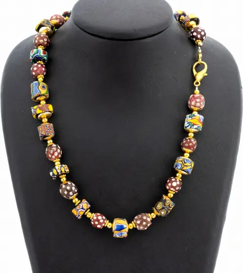Collier original en verre de Murano, fermoir à mousqueton et montures intermédiaires en métal