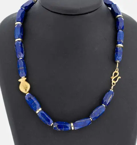 Collier en lapis-lazuli, avec losanges facettés en lapis-lazuli avec inclusions de pyrite env. 18 - 20