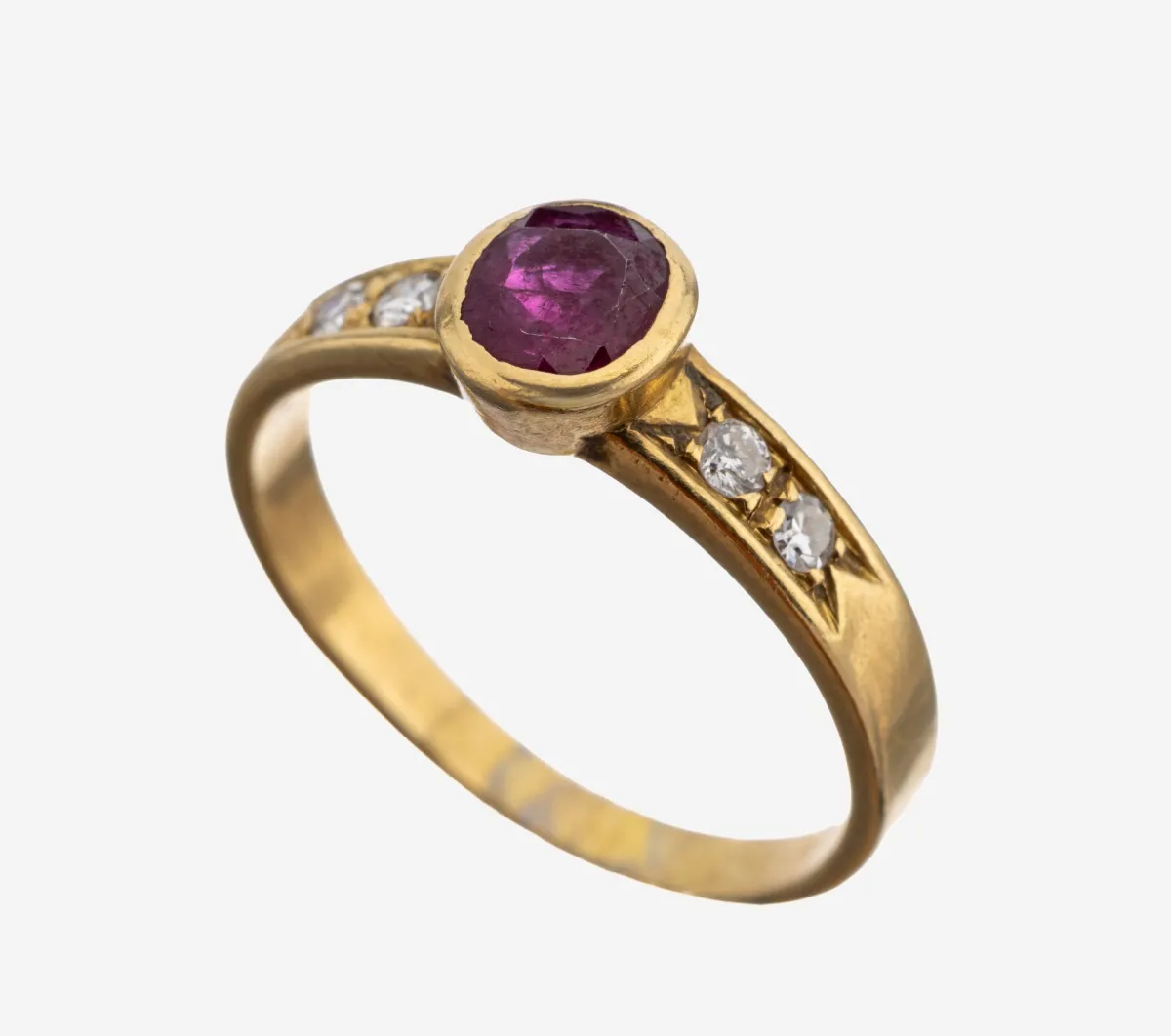 Bague rubis-diamant or 18 ct, or 750/000, rubis ovale facetté env. 0.20 ct, 2 brillants