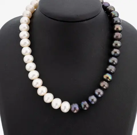 Collier de perles, original, 1 moitié blanche et 1 moitié anthracite chinoises