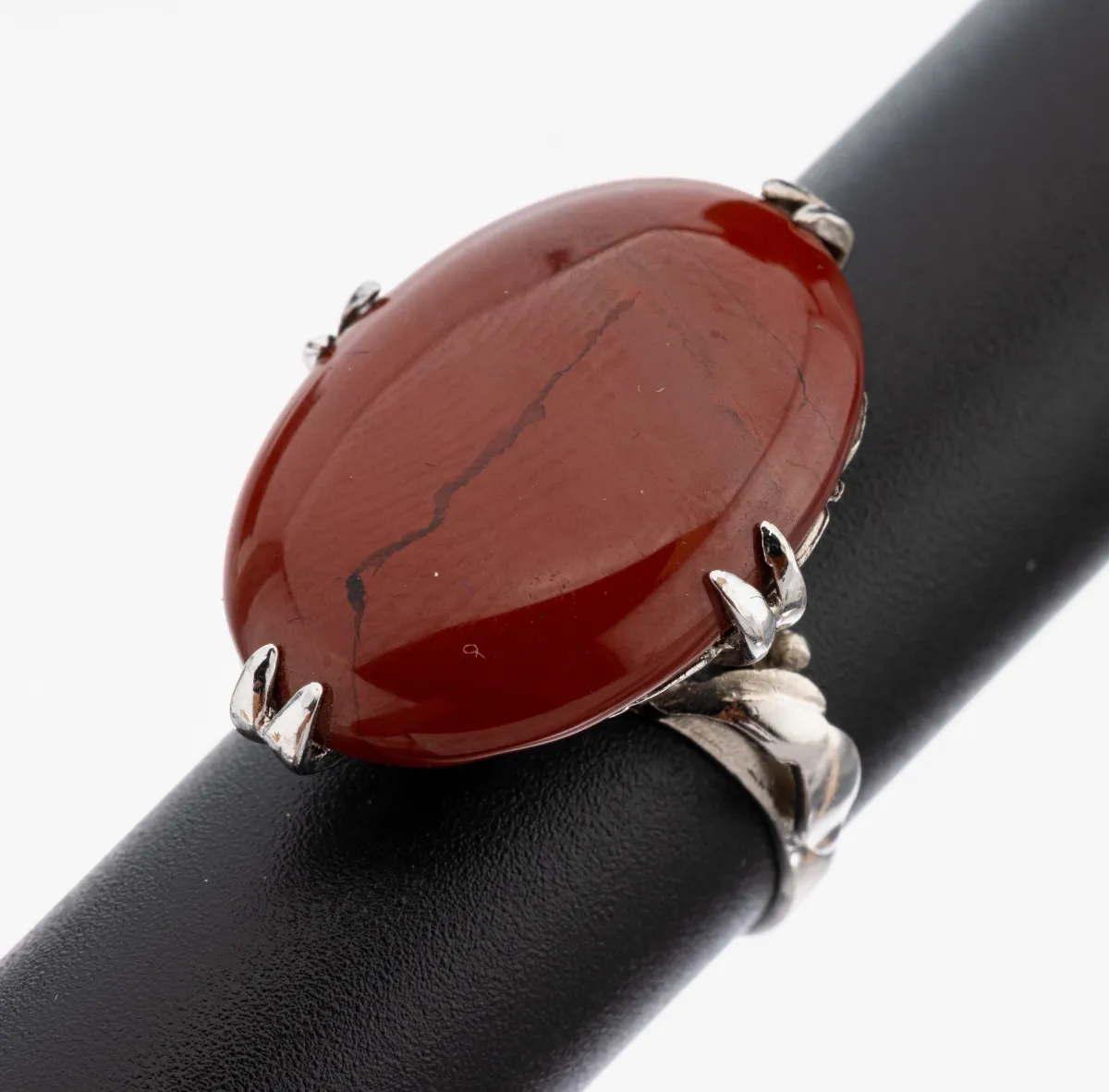 Jaspis-Ring, 925er Silber, gr. ovaler roterJaspis, Unterkaderung durchbrochen, RW 55,