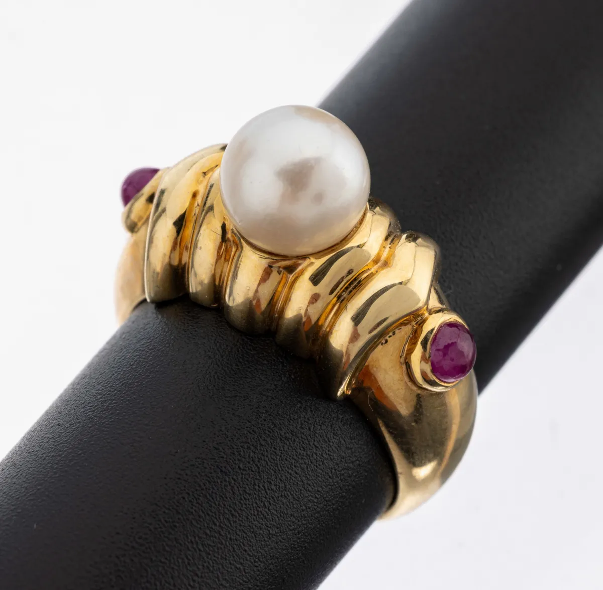 Bague or 14 kt perle-rubis, or 585/000, design inhabituel, au centre