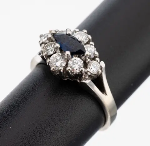Bague saphir-brillant en or 14 ct, or blanc 585/000, au centre navette saphir env. 0,30 ct, 8