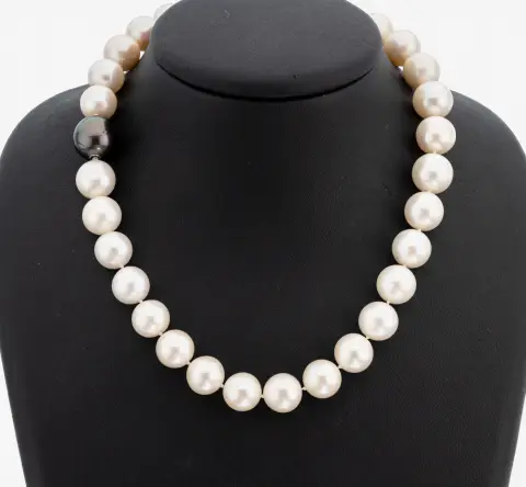 Collier de perles, perles de culture d'eau douce chinoises blanches, diamètre env. 11.5-12.9 mm