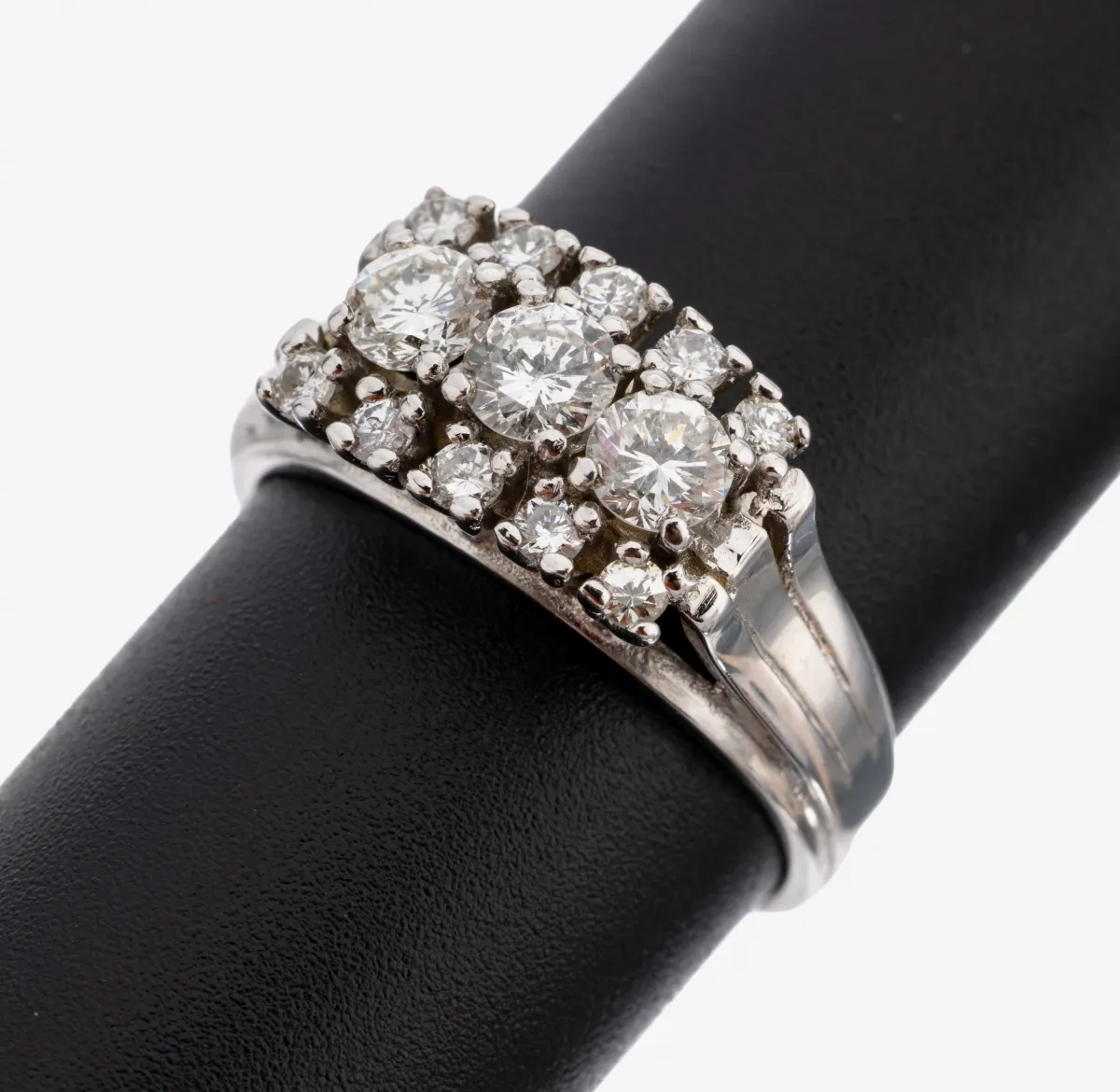 Zlatý prsten s diamanty 14 kt, bílé zlato 585/000, 13 diamantů celkem cca 0,99 ct (grav.) bílý/p,