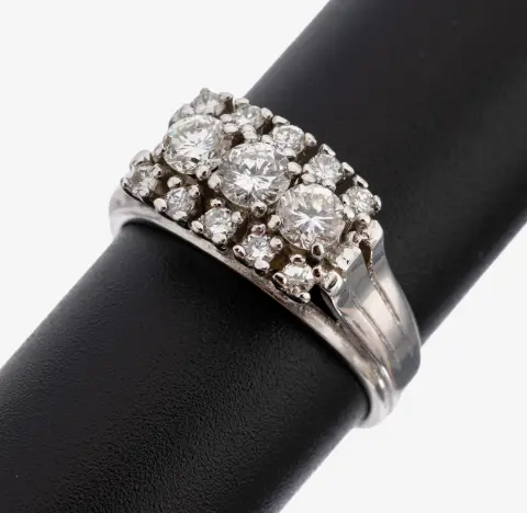 Bague diamantée en or 14 kt, or blanc 585/000, 13 diamants tot. env. 0,99 ct (grav.) blanc/p,