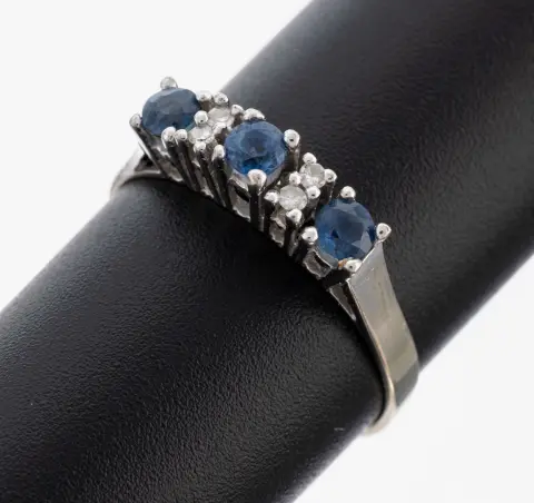 Bague saphir-diamant en or 14 kt, or blanc 585/000, 3 saphirs ronds facettés tot. env. 0,25 ct, 4