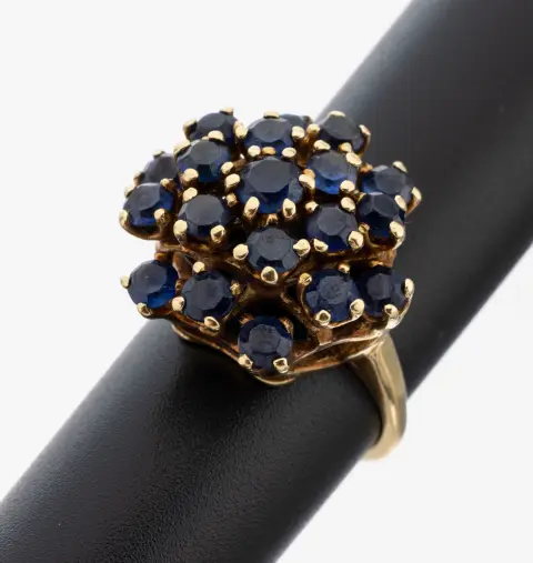Bague saphir en or 14 kt, or jaune 585/1000, monture haute, 19 saphirs ronds facettés total env. 2,0
