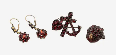 Lot de grenats, 1 broche avec ancre, cœur et croix, 1 broche en forme de