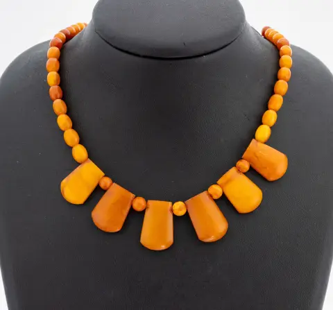 Collier en ambre, années 1930, ambre butterscotch de formes diverses, L. env. 43,5
