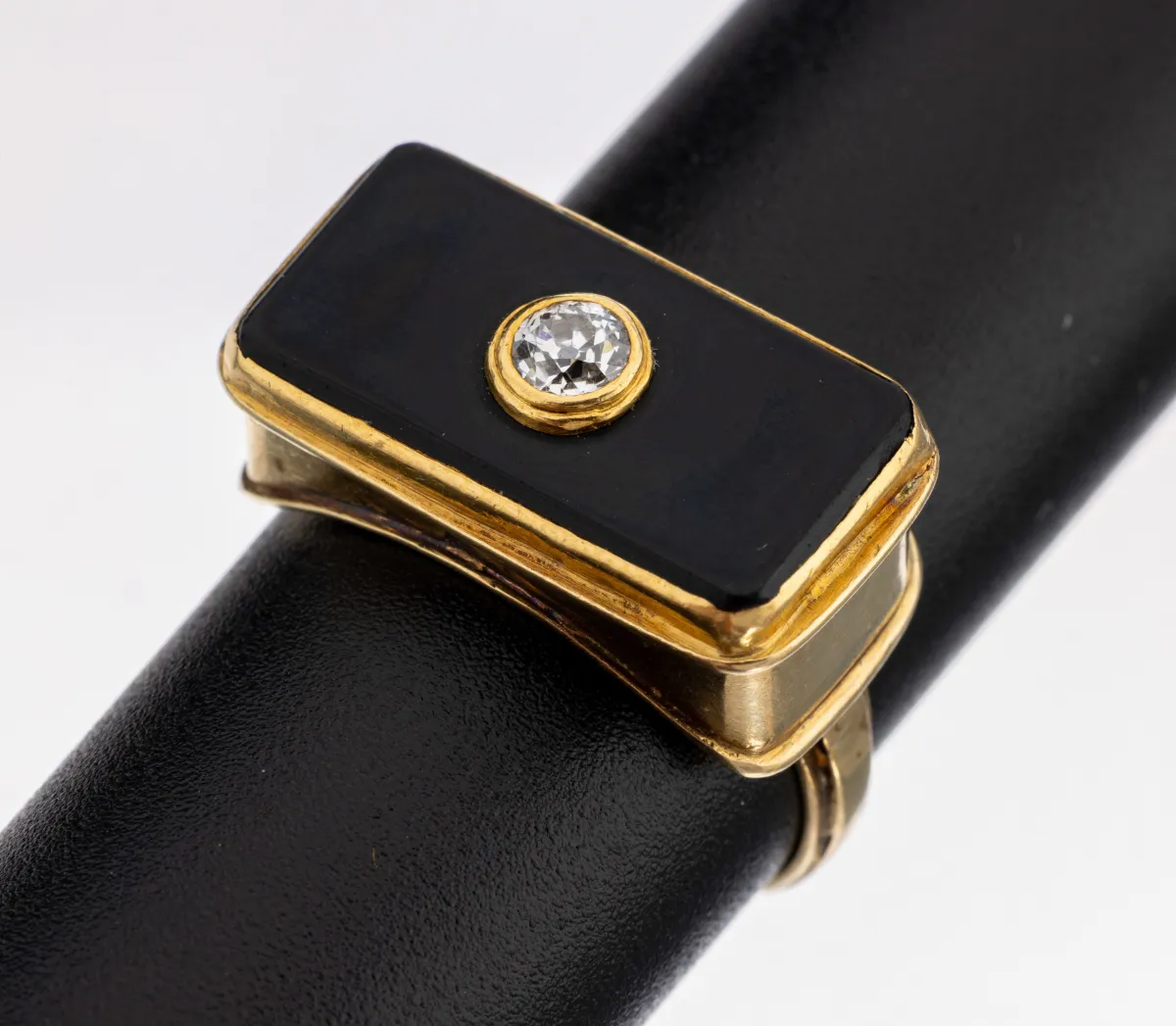 14 kt Gold Onyx-Diamant-Ring, 1930er Jahre, GG 585/000, Onyxplatte, mittig