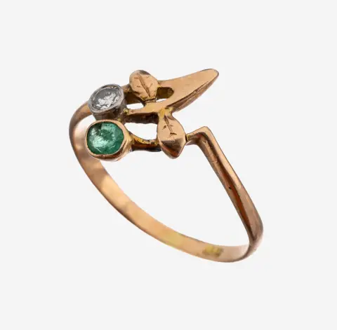 Bague émeraude-diamant en or 14 kt, vers 1900, or jaune 585/000, florale, petite émeraude facettée