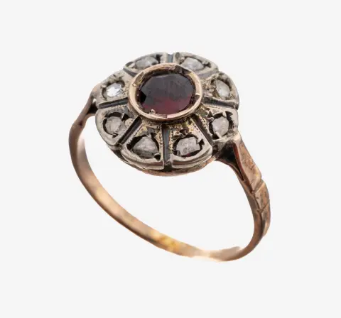 Bague grenat-diamant en or 8 ct, vers 1920, or 333/000 poinçonné, tête en argent, centre cl