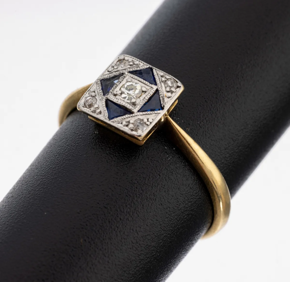 18 kt gouden Art Deco saffier-diamanten ring, ca. 1930, geel/witgoud 750/000, vierkante
