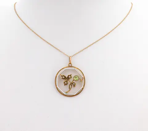 Pendentif péridot-perle en or 8 ct, vers 1910, or 333/000 poinçonné, rond, centre floral avec