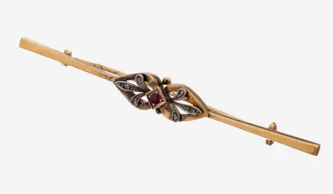 Broche rubis-diamants en or 14 ct, vers 1900, or jaune 585/000 poinçonné, élément floral central,