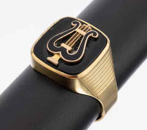 Chevalière onyx en or 8 ct, vers 1900, or 333/000, plaque onyx avec lyre appliquée, taille 67,