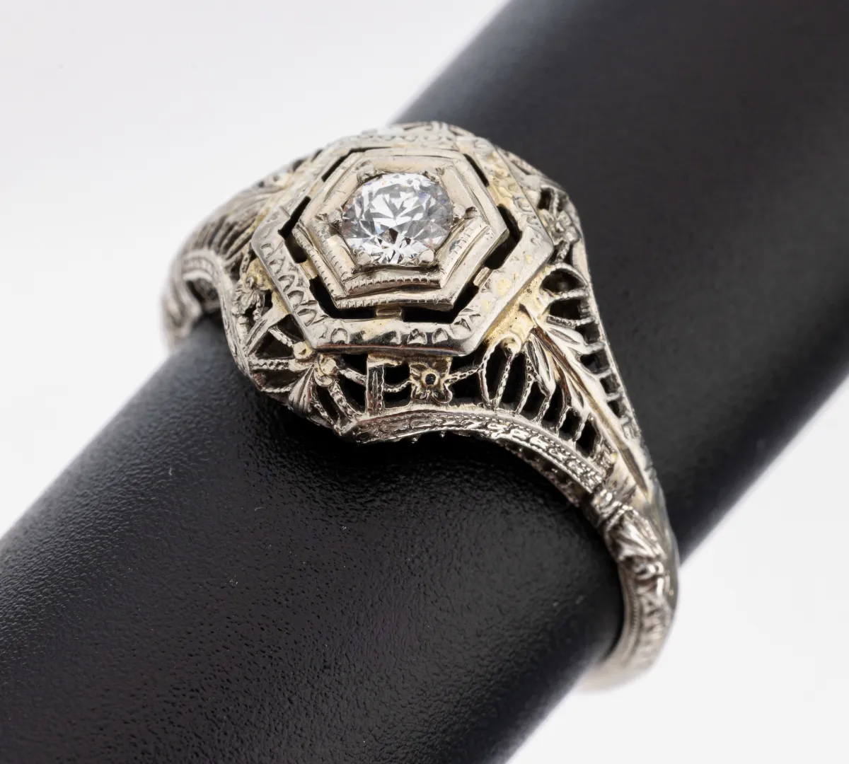Platin Diamant-Ring, 1930er Jahre, Pt gepr., durchbrochen gearbeitet, mittig
