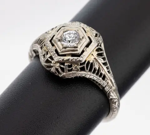 Bague diamant en platine, années 1930, poinçonnée Pt, travail ajouré, au centre
