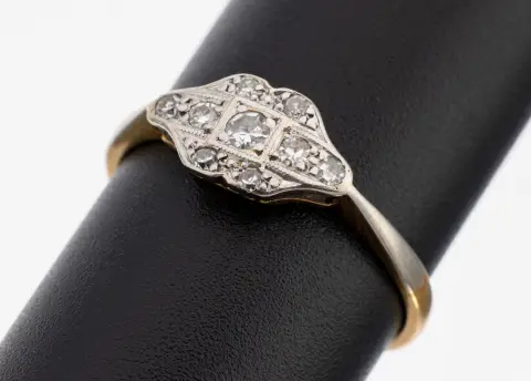 Bague diamant en or 18 kt, vers 1920, poinçonnée 750/000, tête en platine, 9 diamants
