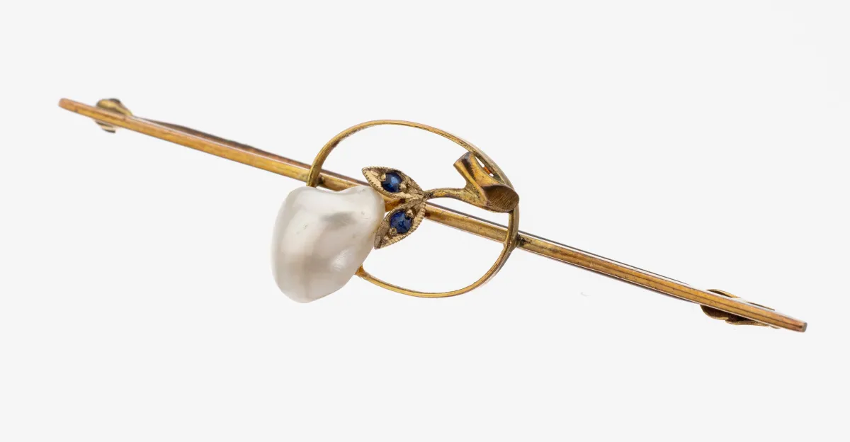 9 kt Gold Saphir-Perl-Brosche, um 1900, GG 375/000, schlichter Stab, mittig Oval mit