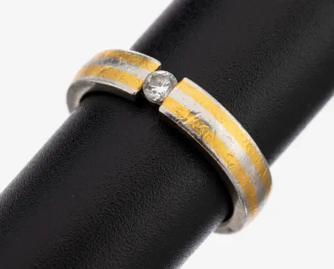 Bague en platine et or 24 ct avec diamant, Pt 950/000 et or 999/000, style tension