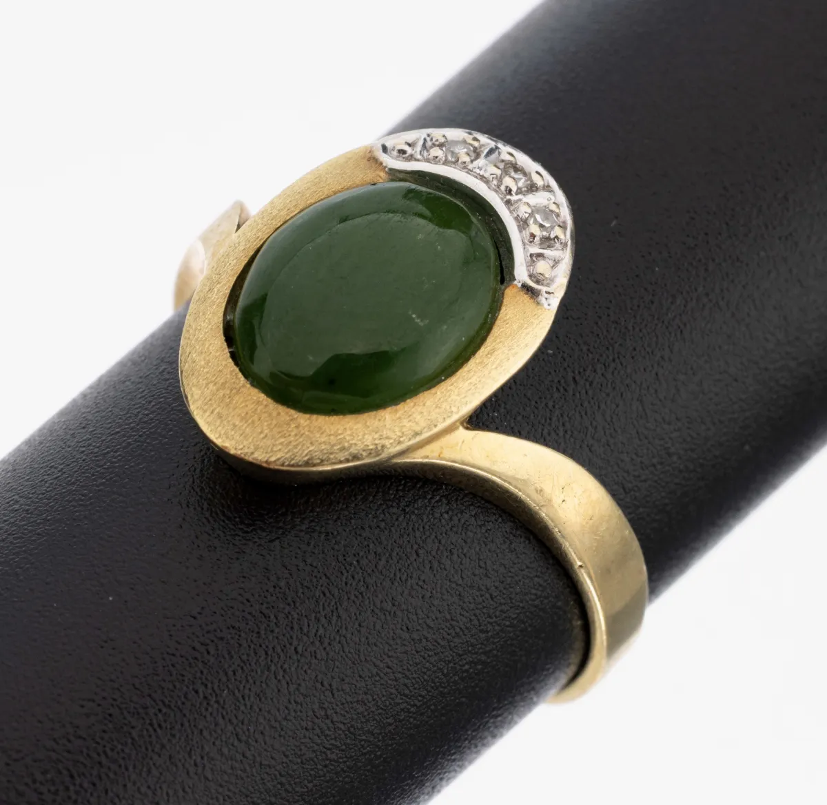 14 kt Gold Jade-Diamant-Ring, GG 585/000, ovaler Nephrit-Cabochon, 3 8/8-Diamanten zus