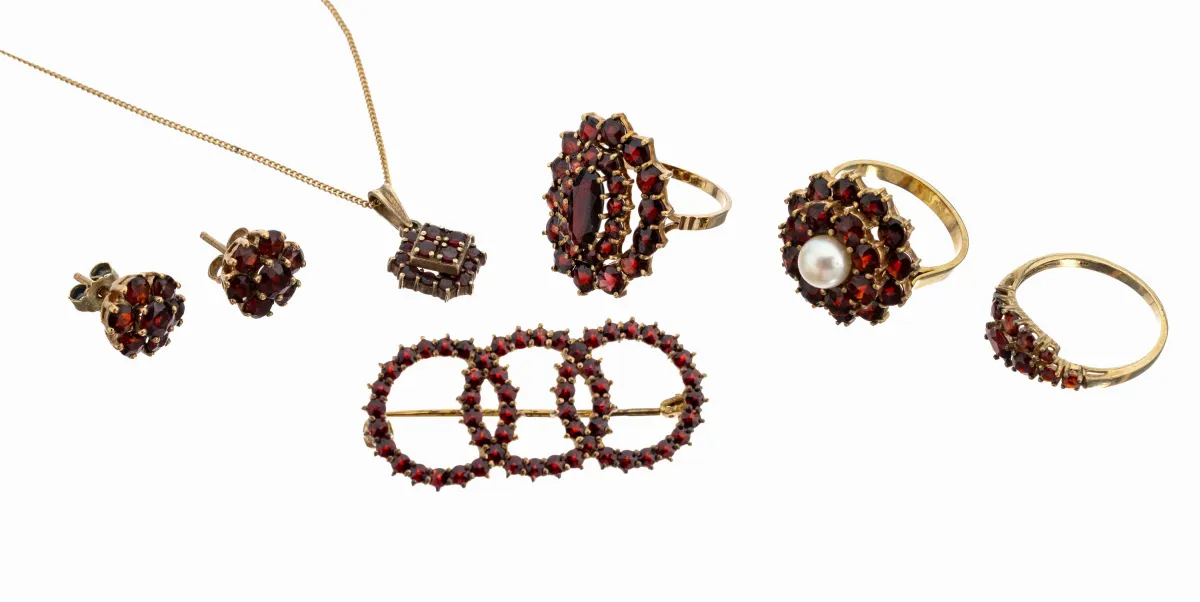Lot de grenats en or 8 ct, or 333/000, composé de : 1 bague, taille 58, facettes ovales et rondes