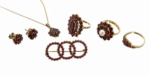 Lot de grenats en or 8 ct, or 333/000, composé de : 1 bague, taille 58, facettes ovales et rondes