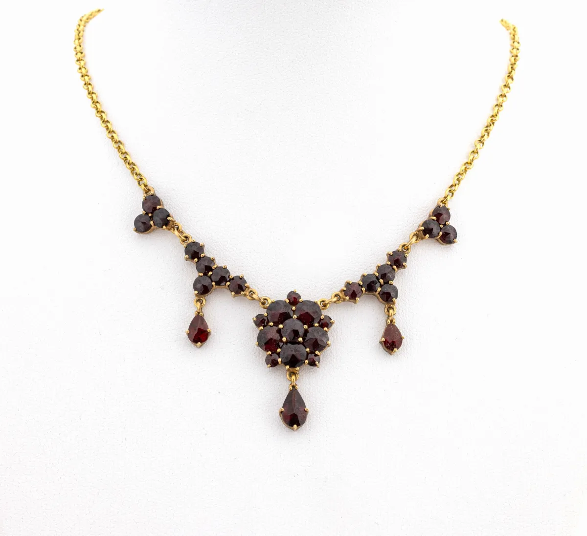 8 kt Gold Granat-Collier, GG 333/000, Mittelteil mit 3 bewegl. Abhängungen, rund- und