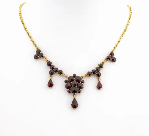 Collier grenat en or 8 ct, or 333/000, partie centrale avec 3 pendentifs mobiles, rond et
