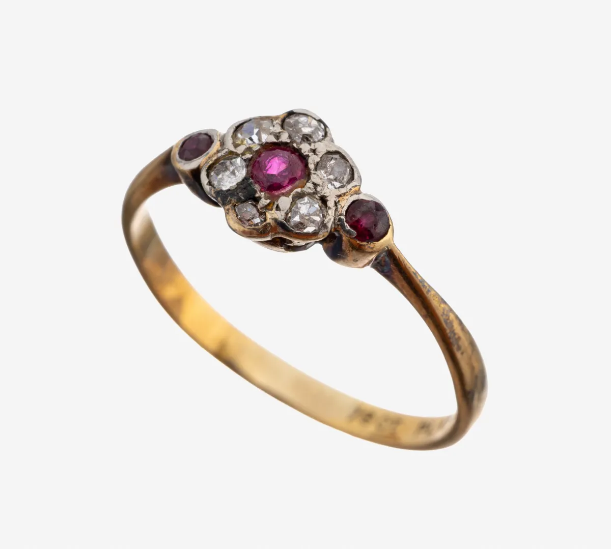 18 kt Gold Rubin-Diamant-Ring, um 1920, GG 750/000, 3 kl. rundfacett. Rubine, 6 kl