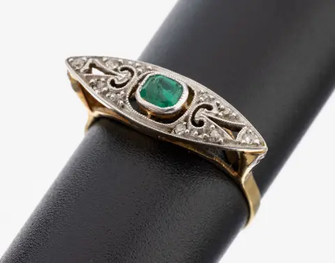 Bague Art déco or 18 kt émeraude-diamant, vers 1925-30, poinçonnée 750/000, forme navette