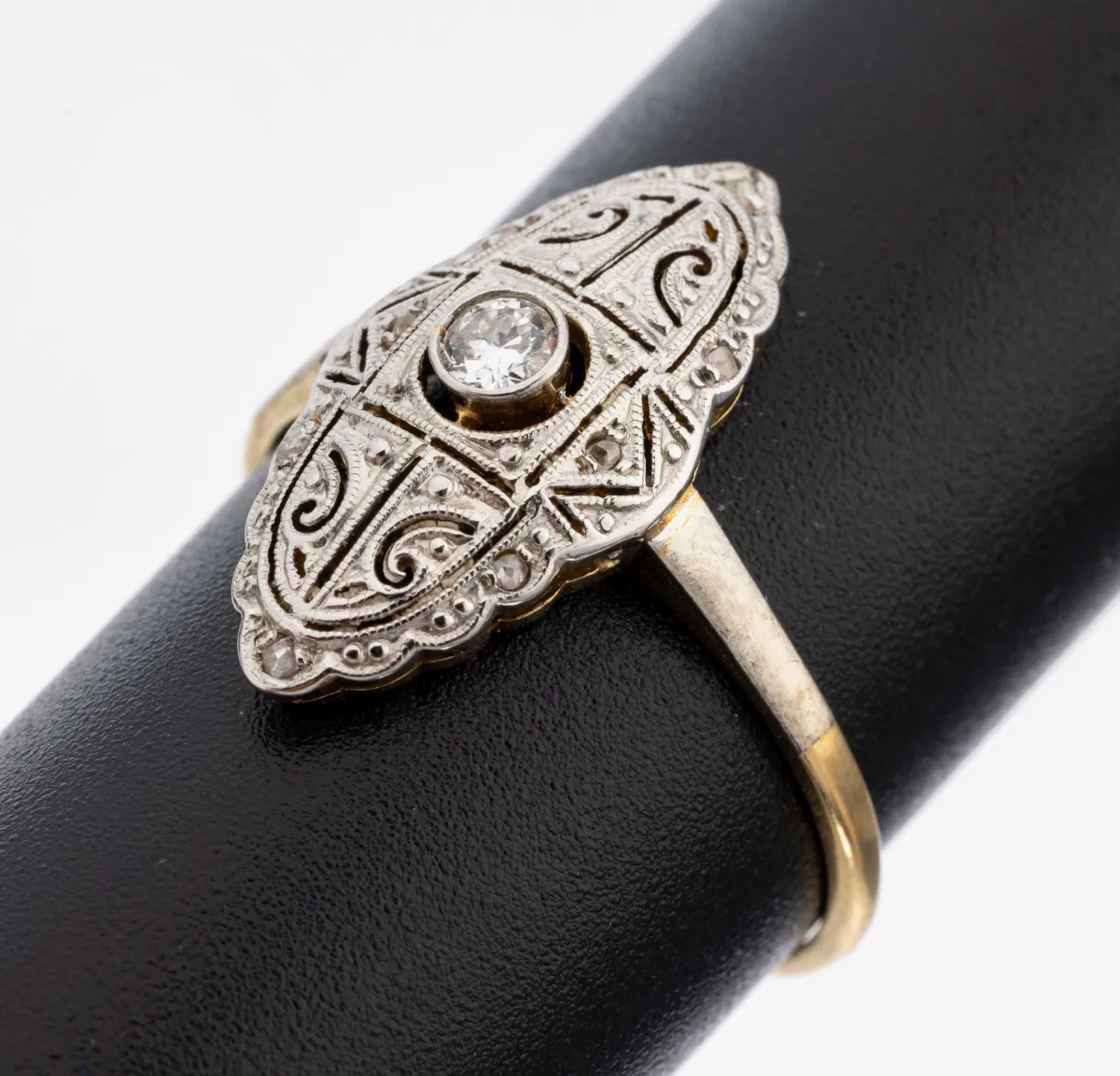 14 kt gouden diamanten ring, jaren 1930, geel/witgoud 585/000, opengewerkte kop, centraal